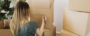 Como transportar ropa en mudanza destacada