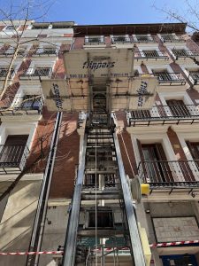 Cómo organizar una mudanza en un edificio con ascensor pequeño o accesos difíciles