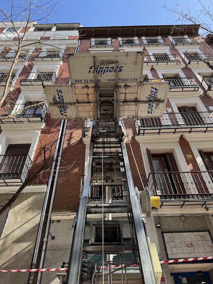 Cómo organizar una mudanza en un edificio con ascensor pequeño o accesos difíciles Cómo organizar una mudanza en un edificio con ascensor pequeño o accesos difíciles